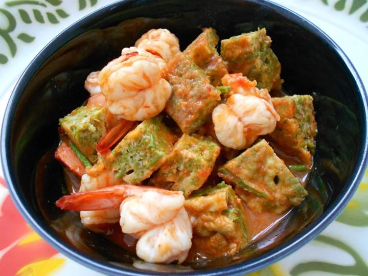 Kang Som Cha-Om Khai is hot and sour curry with shrimps and Acacia Omelette or Cha-om Omelette, a famous dish usually eaten with Chilly Dip.